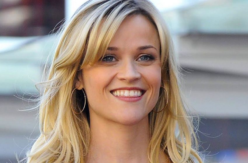  Actress Reese Witherspoon published a joint photo with her 74-year-old mother