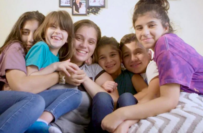  A 17-year-old girl had to raise five younger siblings by herself. What is the fate of this family?