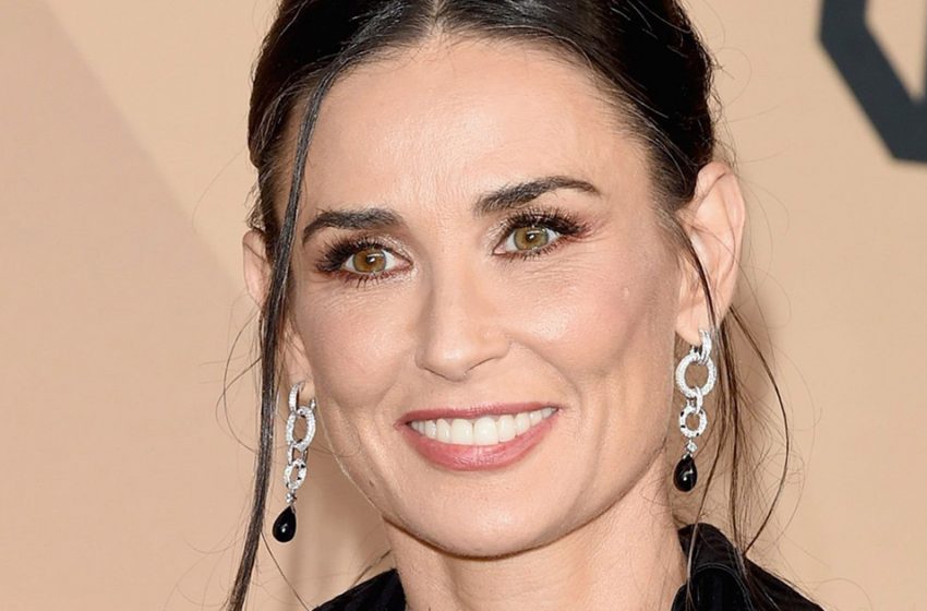  Hard To Believe She’s 60 Years Old: Ageless Demi Moore Showed Her Stunning Figure In a Swimsuit!