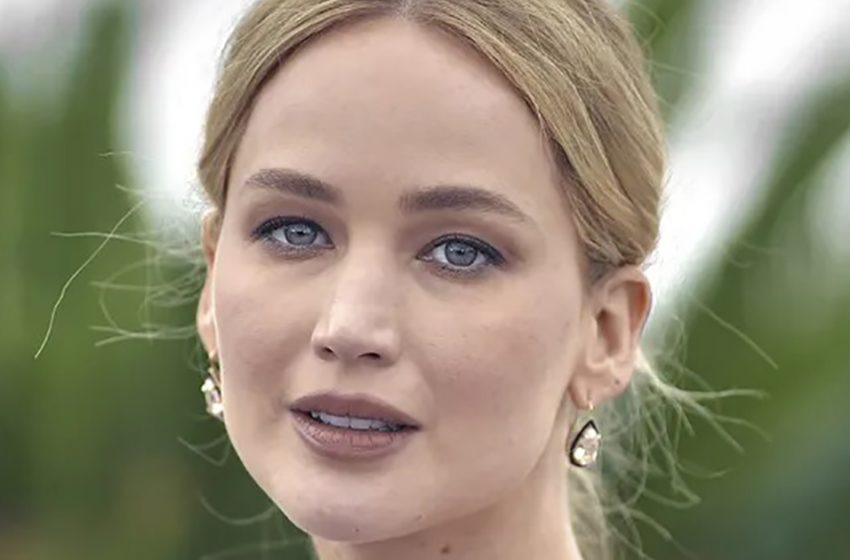  “The Dress Is About To Get Off Her!”: Jennifer Lawrence In a Mini With an Unusual Corset Stunned The Spaniards!